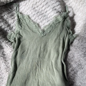 Spetslinne  - Superfint grönt spetslinne från amisu! Säljs för 40kr⭐️❤️