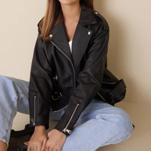 Oversized beige skinnjacka - Säljer nu min beiga skinnjacka, (skriv till mig för att få bild på jackan) då jag inte använder den så mycket! Den är väl använd men den är bra behandlad och ser som ny ut. Pris kan diskuteras 