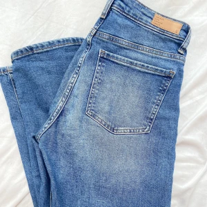 Lågmijade jeans  - Snabbt o enkelt köp ,tvättas innan frakt , fler frågor eller bilder hör av er❤️