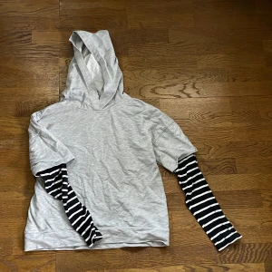 Långärmad tröja med luva  - En skön hoodie med luva, ärmarna är randig bomullsmaterial, skön tröja som används Max 3 gånger! Det är en barn storlek men passar för S/XS😆köpt för 249kr för 3 år sedan! 