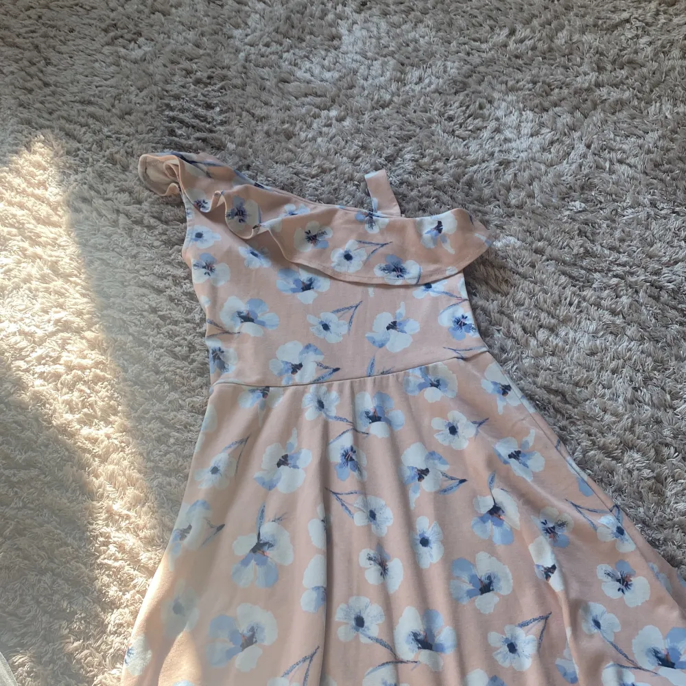 Säljer denna fina klänningen som är perfekt mu till skolavslutningen 💕💕 Den är i super bra skick!. Klänningar.