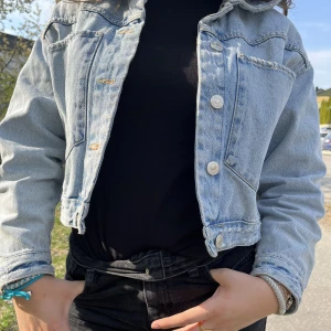 Zara Jeans jacka  - Jag säljer denna svin snygga jeansjacka från zara som är perfekt nu till sommaren och är verkligen så sjukt snygg. Den är även väldigt lik meotine jackan fast i jeans. Så detta är endast en intressekoll så buda på💕