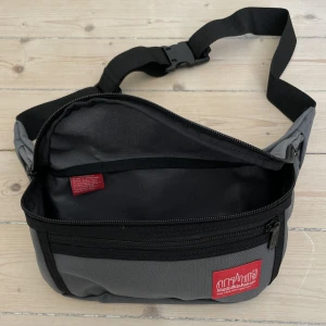 Manhattan Portage crossbodybag - Sjuk kvalitet. Rymmer mer än vad man tror. Aldrig använd, nyskick.
