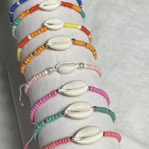 Armband - Armband med justerbar storlek!! Jättesöta och perfekta till sommaren🌺🐚💕 Instagram: stockholmbeads