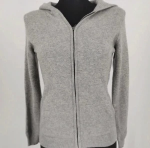 Hoodie huvtröja ziptröja 100% cashmere Gobi Cashmere nypris 3500kr - Fin hoodie i 100% cashmere från Gobi Cashmere   Nypris cirka 3500kr   I fint skick!