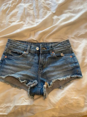 Shorts  - Säljer dom här snygga shortsen. Dom är korta men är väldigt snygga! Köpta från hm 
