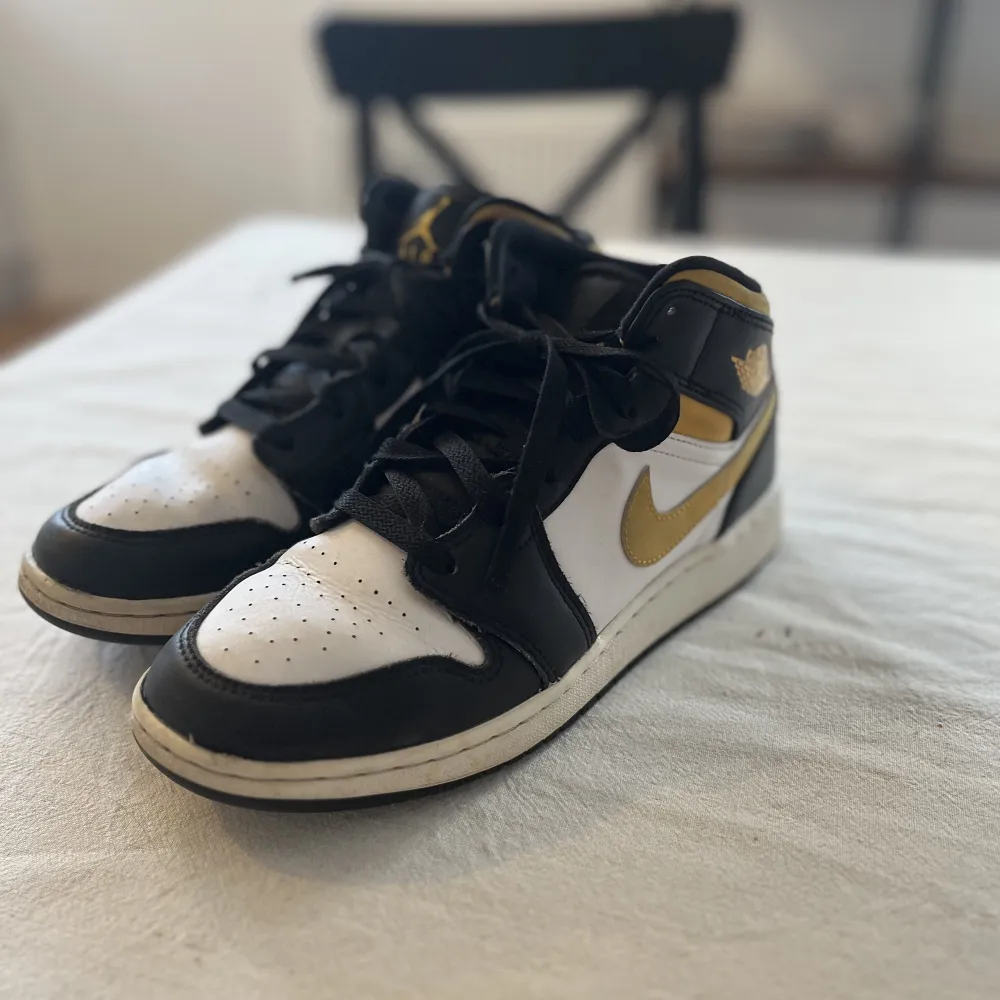 Säljer mina air Jordan 1 mids, pga att de inte används. de är i bra skick har endast använts fåtal gånger.. Skor.