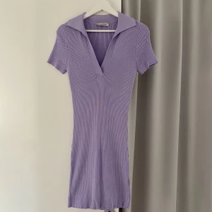 Lila ribbstickad klänning - SUPERfin enkel somrig lila ribbstickad klänning från Chiquelle som aldrig kommit till användning, så klänningen är i nyskick! Storlek Onesize men passar mig som är en S 💜