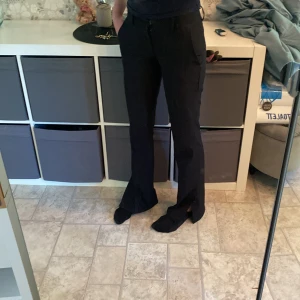 Kostymbyxor - Säljer mina kostymbyxor från Bikbok (vera med slits) då jag vill ha en annan storlek❤️