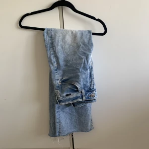 Högmidjade jeans - Högmidjade jeans som tyvärr är för små, Innerbenslängd 74cm. Använd inte köp nu
