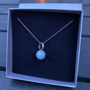 Halsband - Fint somrigt halsband med en ljusblå kula, använt fåtal gånger. Köparen står för frakten🌸