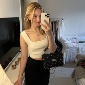 Vit topp med breda band  - En topp från hm med breda band, passar perfekt till en kjol till sommaren ☀️