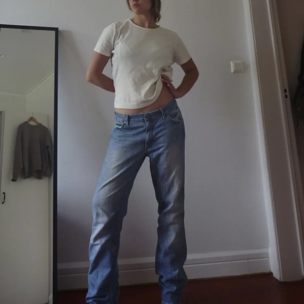 Ljusblå lågmidjade Wrangler jeans. Vintage jeans, rätt så tunna så bra till sommaren. Rak modell och väldigt långa i benen. Storlek W36 L34. Jag är 175cm. . Jeans & Byxor.