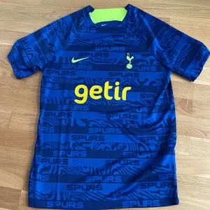 Tottenham tröja  - Säljer min Tottenham hotspurs tröja, helt ny från Nike, skick 10/10, kan förhandlas i snabba affärer och tar emot byten 