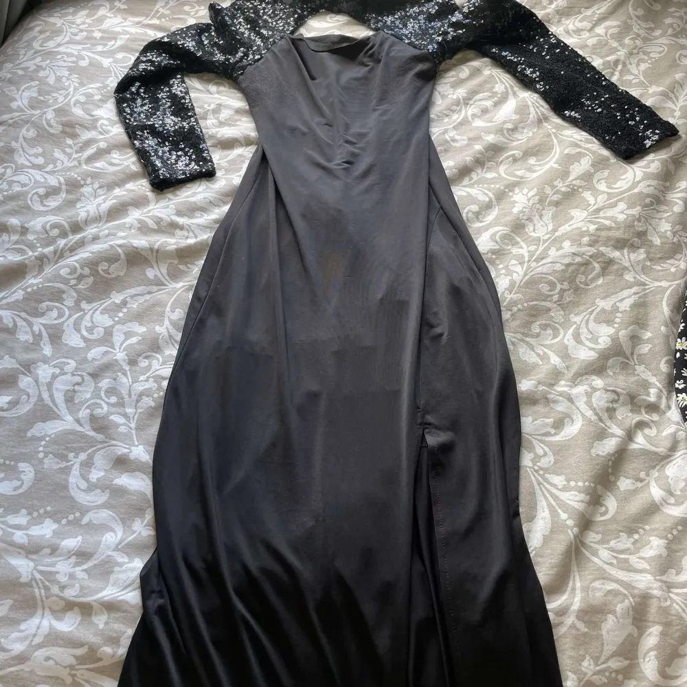 Lång svart klänning till finare dagar med en öppning vid ryggen 🖤 kontakta mig ifall ni vill ha fler bilder. Klänningar.