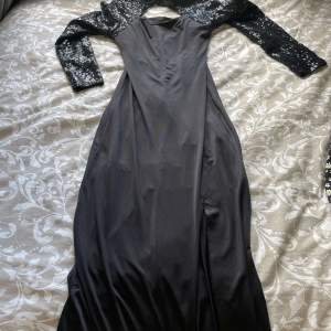 Lång svart klänning till finare dagar med en öppning vid ryggen 🖤 kontakta mig ifall ni vill ha fler bilder