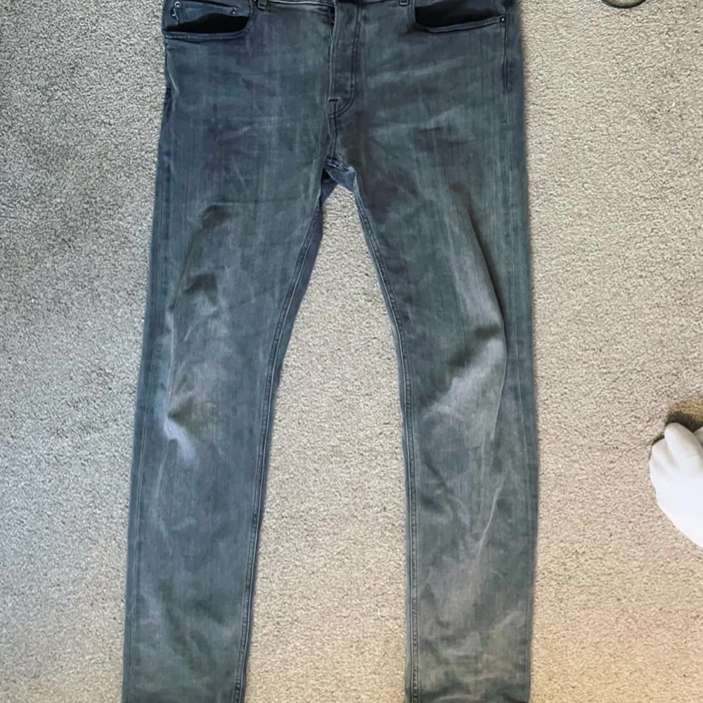 (New) Forsale:1.299kr Retail:3.600kr Stone Island Straight Fit Jeans(Grey) Size:W40 L34 Condition:7/10 Used  Dm for more info&pics. Jeans & Byxor.