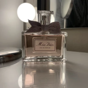 Parfym - Säljer min endast testade miss dior parfym pga att den aldrig kommit till användning💕den är alltså som ny, nypris 1240kr!