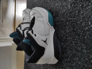 Jordan Max Aura 3's - Har haft de i ett år men har knappt använt de och vill sälja