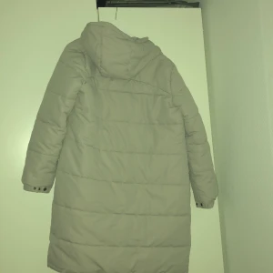 Jacka - Säljer pga den har blivit för stor Oversized jacka som passar utmärkt till kyla  Jag är 156 så den kommer längre ner än mina knän Grå/beige Köpte för 500  Säljer för 400 men kan gå ner i pris  