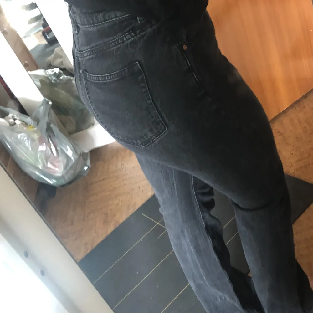 Svarta jeans lite urtvättad i färgen, ett smalt sträck nere vid foten/benet från att jag har sytt upp dom och sedan hätt bort de uppsydda  (Pris kan diskuteras). Jeans & Byxor.
