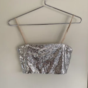 Festtopp  - Denna glittertopp från Ginatricot har justerbara axelband och är perfekt för en utekväll. Aldrig använd och är precis som ny☺️