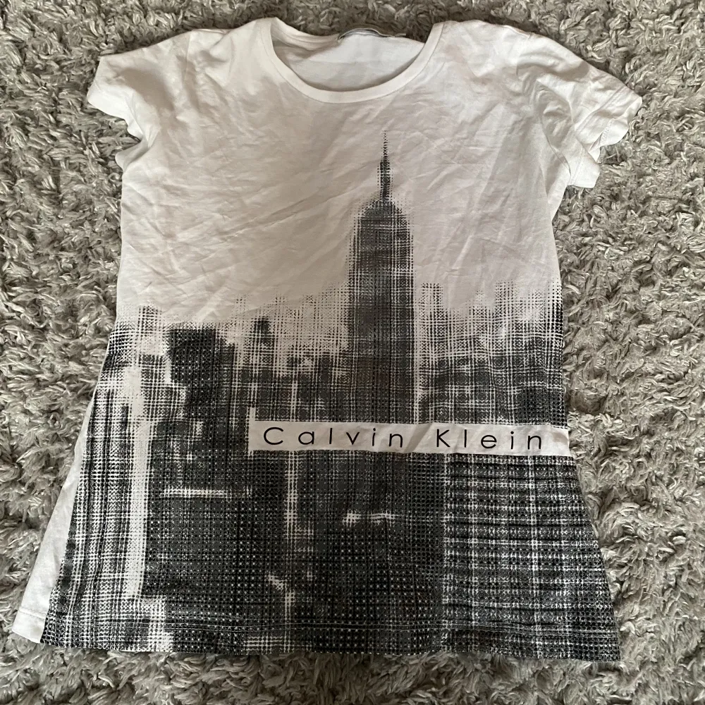 Säljer denna fina t-shirt från calvin klein💕. T-shirts.