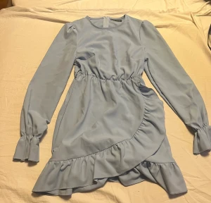 Gullig klänning - Fin klänning storlek xs säljes för att den inte kommer till användning den är som ny