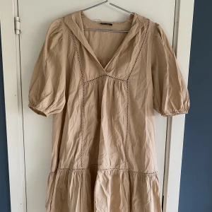 Sommarklänning - Tunn och skön klänning från Miss Milla med fina detaljer.