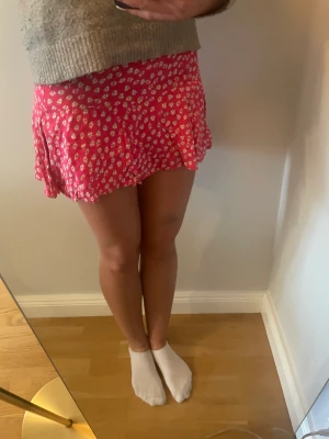 Blommig kjol - Säljer denna somriga blommiga rosa kjolen från zara💝