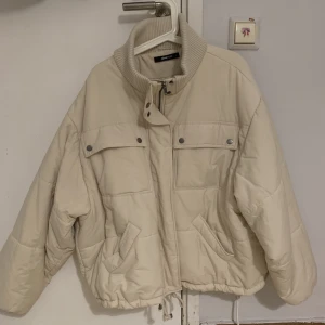 Puffig jacka - Jättegullig och mjuk jacka från ginatricot som tyvärr aldrig kom till användning. För referens är jag storlek S, ifall du vill ha en oversized look 🫶🏼 Prisänkning vid snabbt köp