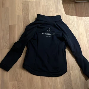 JH collection jacka - Väligt fin jacka lagom tunn. Bra till hösten. Använd några gånger men bra skick. En av mina favoriter.