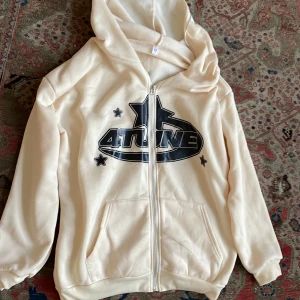 Y2K hoodie - Här är en hoodie jag nyligen köpte för 450kr som jag inte använt någon gång. Säljer den för den är för stor för mig! Skriv till mig om ni är intresserade!!!