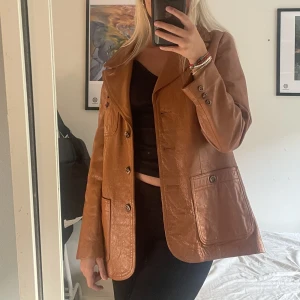 Vintage läderjacka - Brun jacka/kavaj i äkta läder, vintage, storlek står ej men passar xs-s 💓