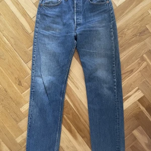 Blåjeans från Levi Strauss & co, Levi’s, Levis 501 34/34 - Säljer ett par supersnygga blåjeans från Levi Strauss & co. Mycket sköna!  Midjemått: 79cm Innerbenslängd: 82cm