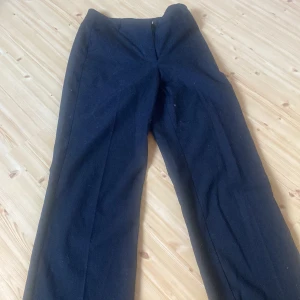 Kostymbyxor svart - Säljer pga att de är för små Det fastnar lätt damm och hår på byxorna men det är lätt att ta bort, jätte skönt material annars