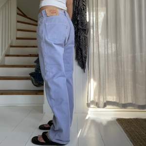 Ett par unika Levis vintage jeans i lila!! Storlek 38/40.   Midjemått: ca 80cm innerbenslängd: ca 73cm. Säljer pga att jag rensar ut jeans ur garderoben som inte passar mig längre, kolla min profil för mer jeans. 💘💘