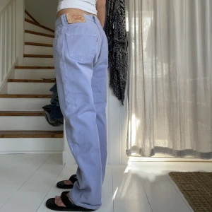 Vintage Levis jeans  - Ett par unika Levis vintage jeans i lila!! Storlek 38/40.   Midjemått: ca 80cm innerbenslängd: ca 73cm. Säljer pga att jag rensar ut jeans ur garderoben som inte passar mig längre, kolla min profil för mer jeans. 💘💘