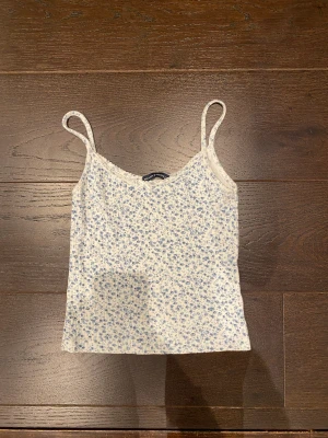 Topp från Brandy Melville - Sött linne från Brandy Melville i nyskick💕 Inga defekter, One size men sitter som S/XS