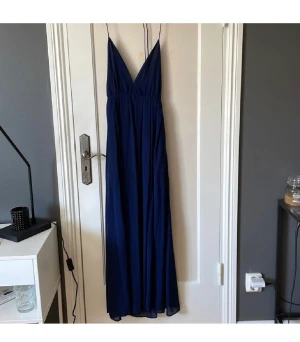 Balklänning  - En fin balklänning med knytning i ryggen som du kan bestämma själv hur den ska vara.  Fin marinblå färg  Nypris: 350kr Mitt pris 200