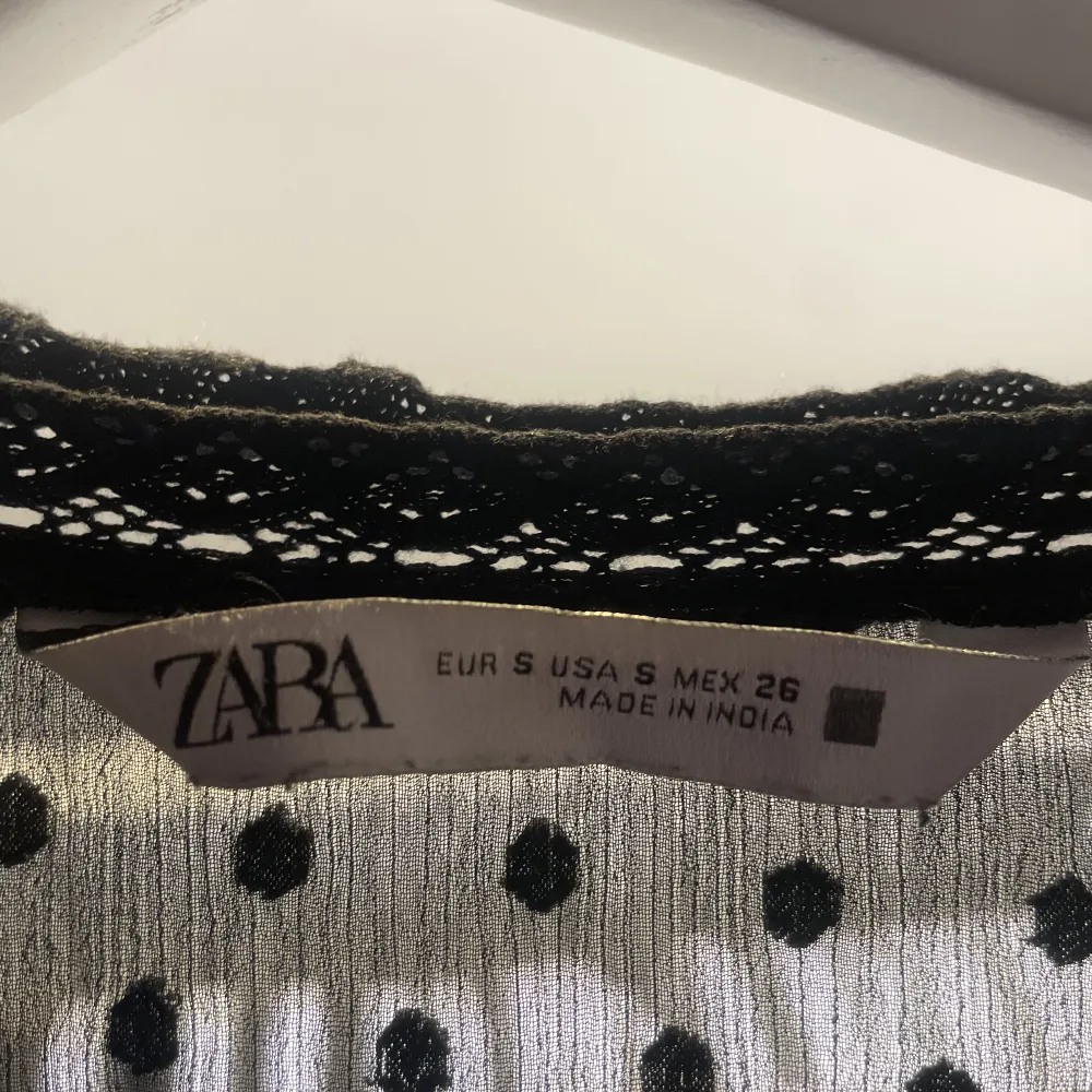 Svart blus från Zara använd fåtalgånger. Säljer för 150kr + frakt. Storlek S!. Blusar.