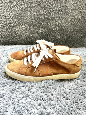 Saint Laurent skor  - Hej säljer ett par saint Laurent skor i storlek 41 nypris runt 6000 mitt pris 3500 skriv vid mer funderingar ☺️