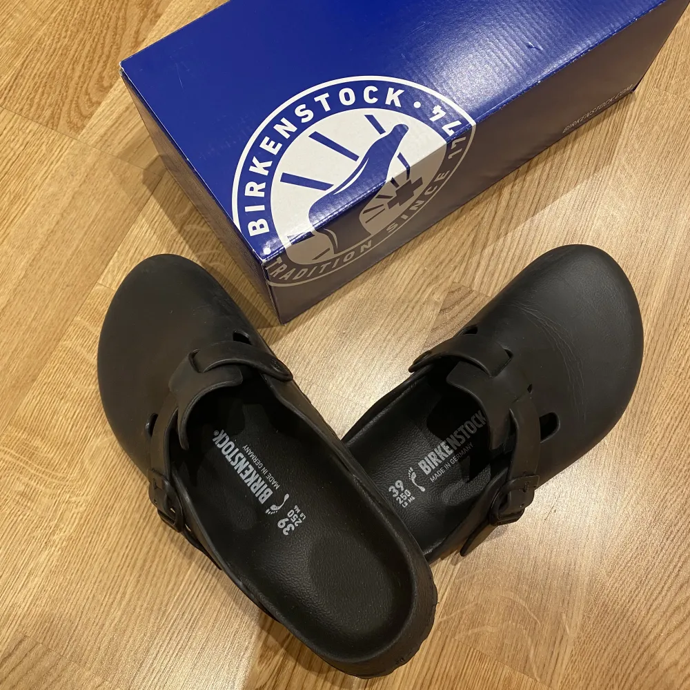 Köpte dessa skor av en annan tjej och har inte använt dem själv men de är väldigt lite använda Birkenstock modell Boston i Plast, superfint skick. . Skor.