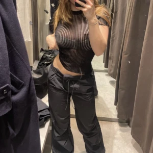 Cargo byxor zara - Ett par svarta cargo ”täck” byxor från Zara. Super snygga och trendiga🍀 skriv om ni har frågor :) 