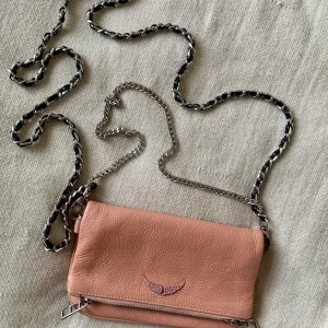 Zadig&voltaire - Säljer min jätte gulliga rosa zadig&voltaire väska, eftersom den inte kommer till användning. Väldigt fint skick (dustbag finns) 17,5cm x 11,5.💓 Hör av er om ni är intresserade. OBS du står för frakten🫶🏼