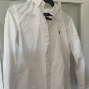 Ralph lauren skjorta  - Ralph lauren skjorta storlek M. Varsamt använd fåtal gånger.