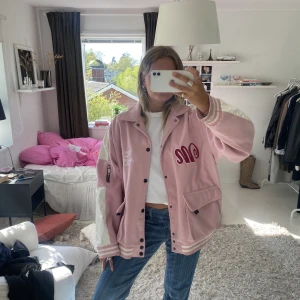 Rosa baseball jacka - Baseball jacka med krage samt text, använd ca 3 gånger 