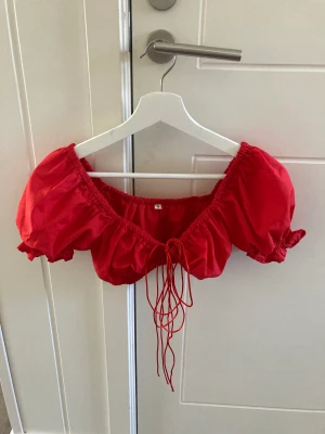 Topp - Så fin röd topp med puffärm och knytning framtill! Perfekt sommartopp😍
