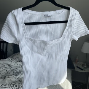 Topp från Zara💘 - Super fint skick, lite skrynklig på bilden då den har legat i min garderob ett tag. Ny pris: 280kr och köpt i sommras/höstas💞