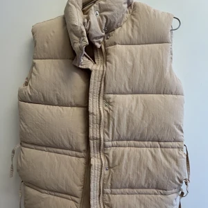 Beige väst - Helt ny väst i storlek 34